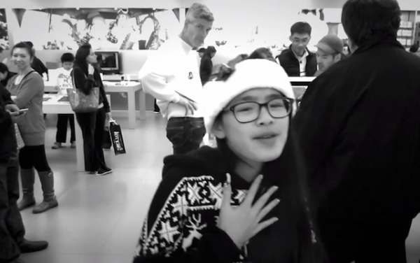 Teenage girls fill Apple Store with Christmas spirit in adorable dance video