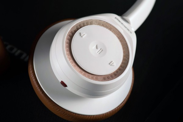 Plantronics-BackBeat-SENSE-controls1