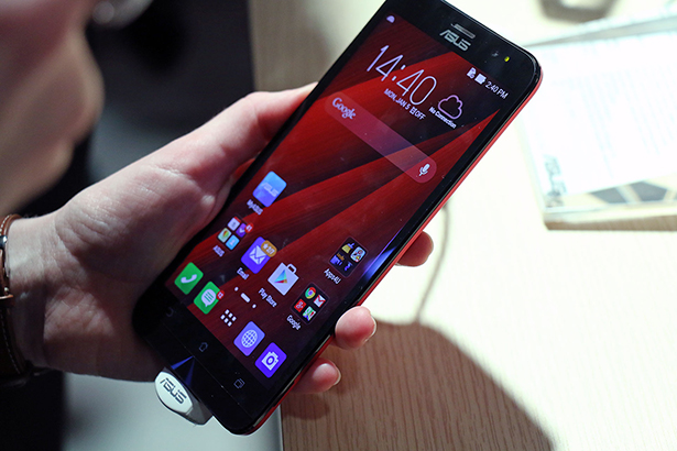ASUS ZenFone 2 In Hand