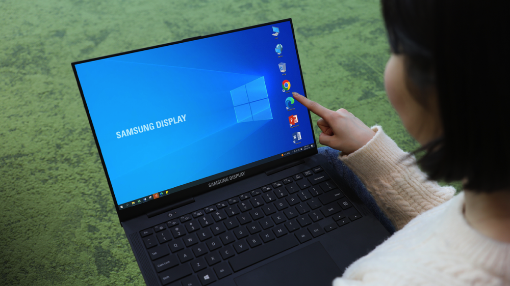 A prototype Samsung Display laptop with an OCTA OLED panel.