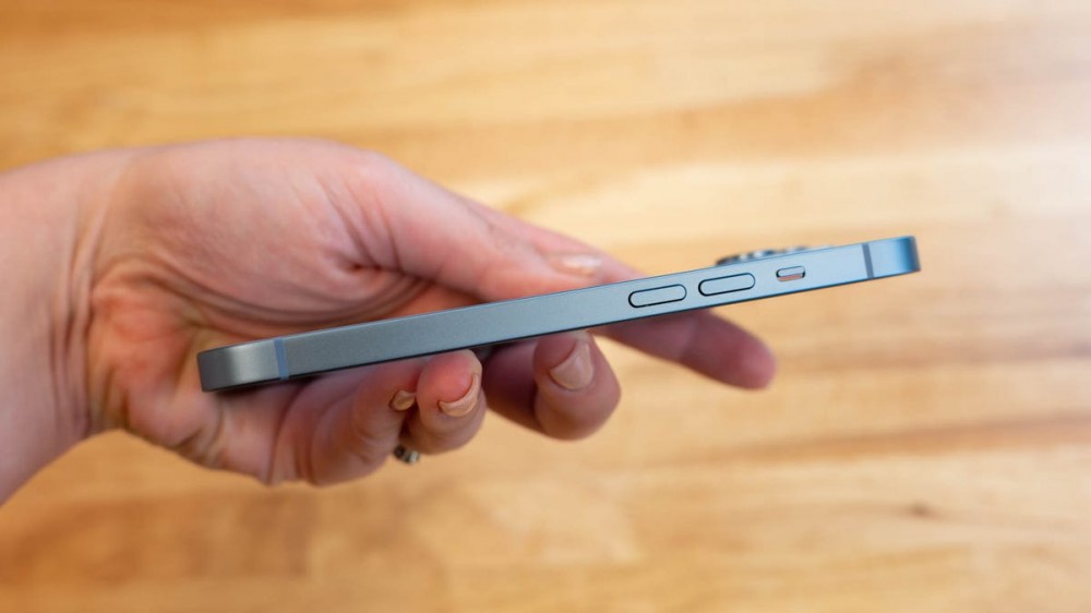 Here’s Why the iPhone 15 Pro Might Be Unusually Lightweight